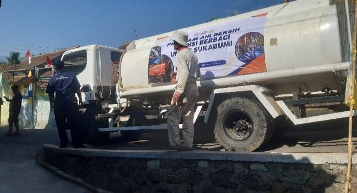 Antrean Galon dan Ember Warga Sambut 20 Ribu Liter Air Bersih dari HSI BERBAGI