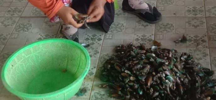 Terharu, Air Mata Seorang Ibu Pengupas Kerang Menetes Menerima Bantuan SAY HSI BERBAGI