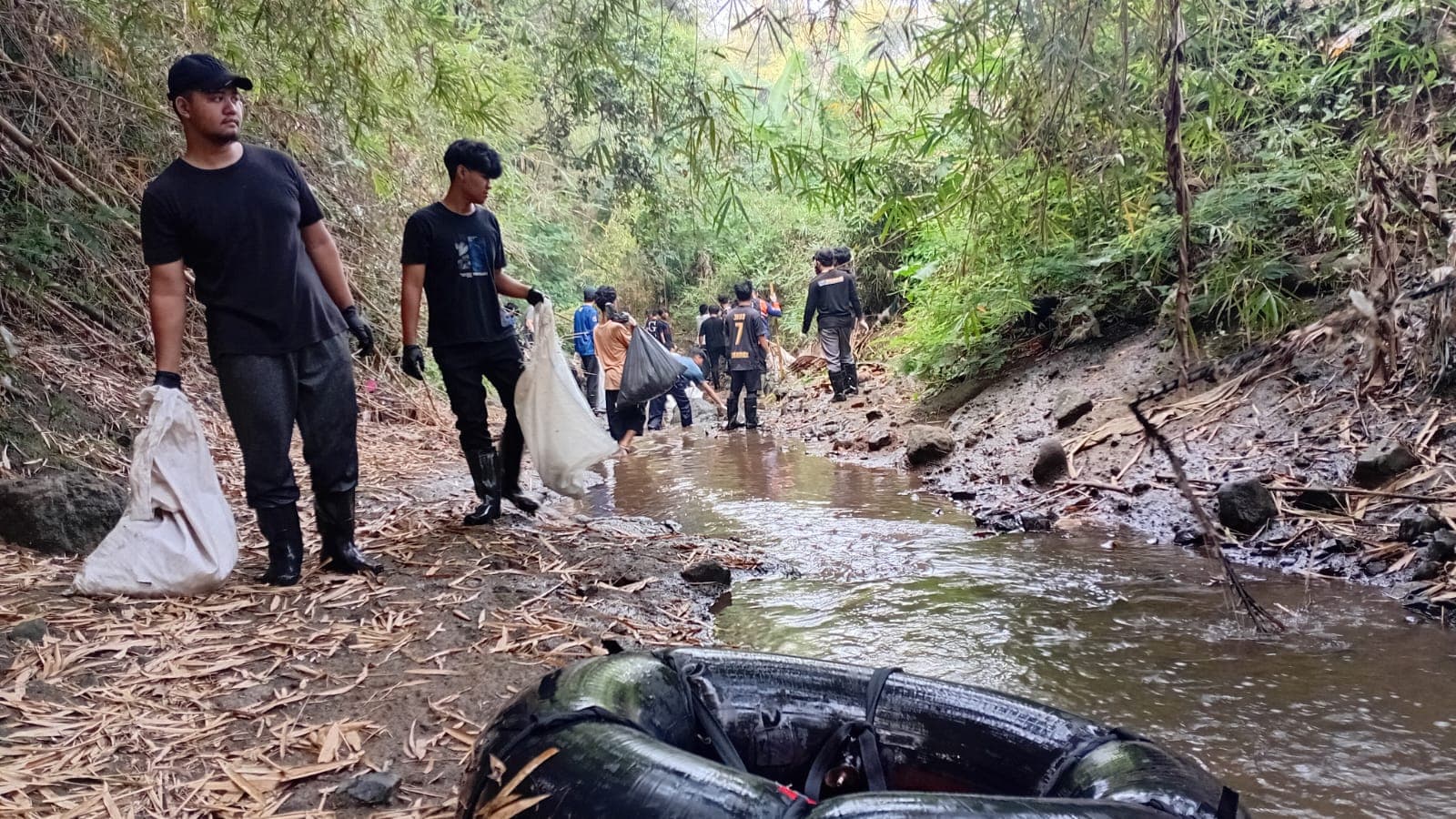 Kali Jaga: Menyisir Sungai Cikembar yang Tercemar