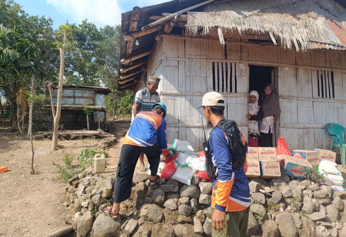 Dari Lokasi Pascagempa NTT, Tryani: Tidak Menyangka Tim HSI BERBAGI Datang Kirim Bantuan ke Desa Rawuk