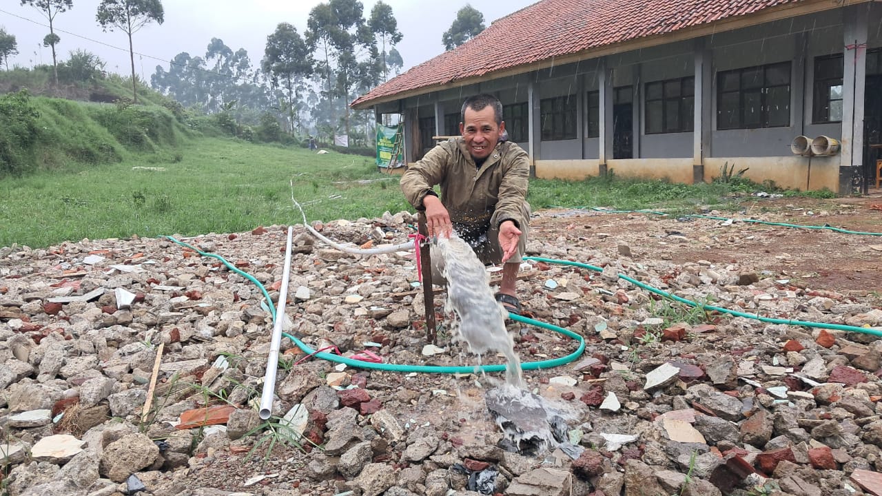 Sinergi HSI BERBAGI Alirkan Air Bersih Bagi Warga Gempa Bandung