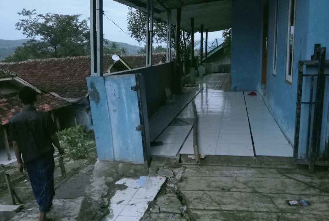 BERITA FOTO: Tanah Ambles, Kampung Gempol Kini Hening