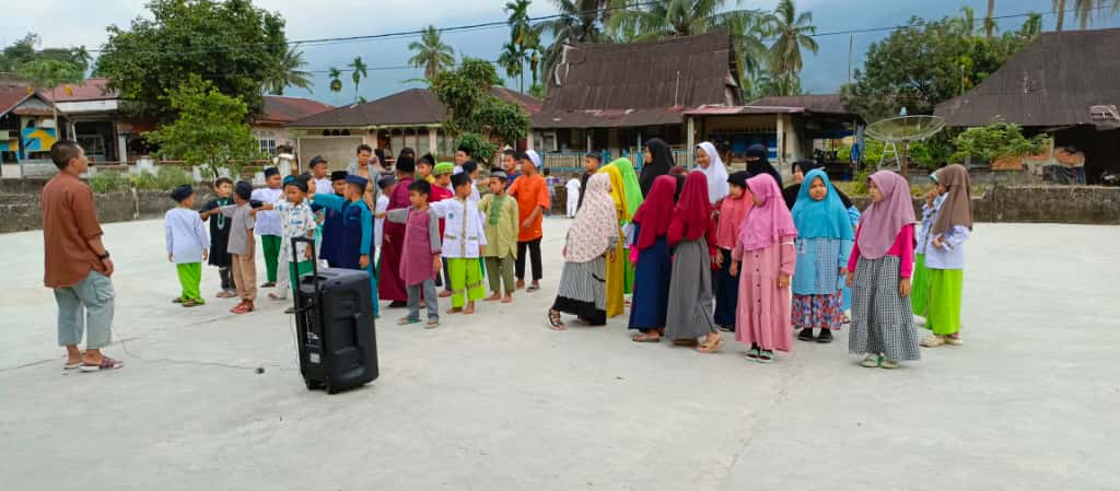 Wakaf Kitab HSI BERBAGI Hadir Membawa Cahaya Ilmu di Bungus