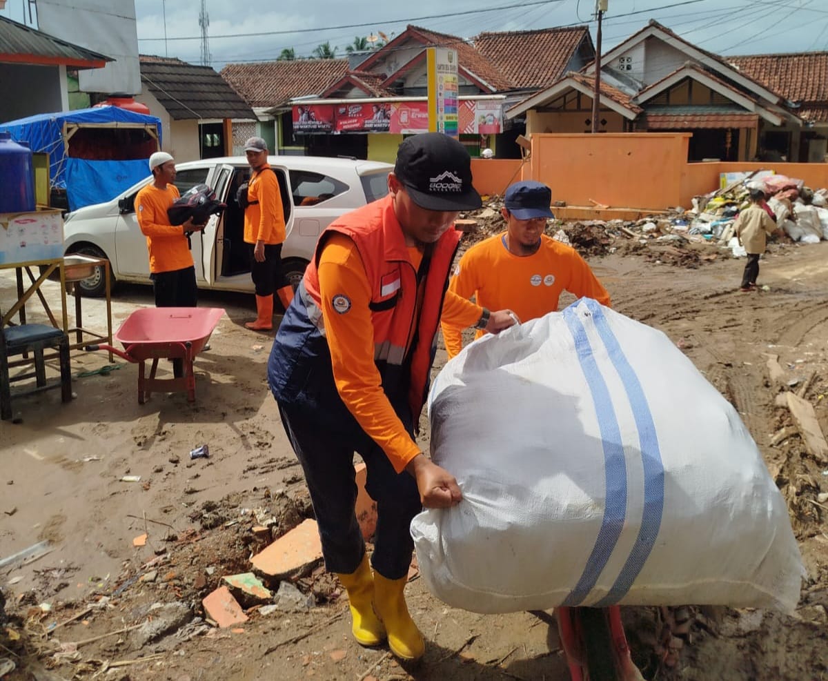 HSI BERBAGI Kirim Bantuan, Anak-anak Cikahuripan Senang