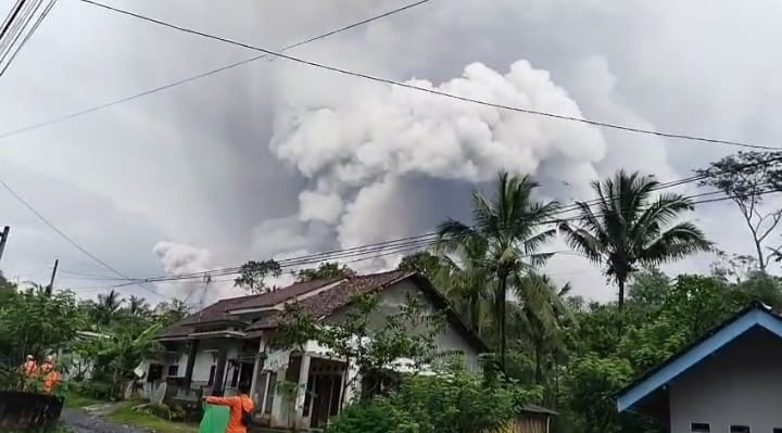 Terjunkan Relawan, HSI BERBAGI Dukung Dapur Umum di Lokasi Bencana Semeru